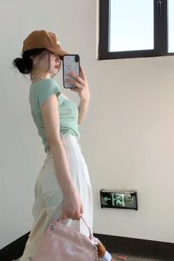 Plus-Size Flattering Square Neck Short Sleeve Knitted Top for Girls - Stylish Summer Essential, Cute and Slimming Design