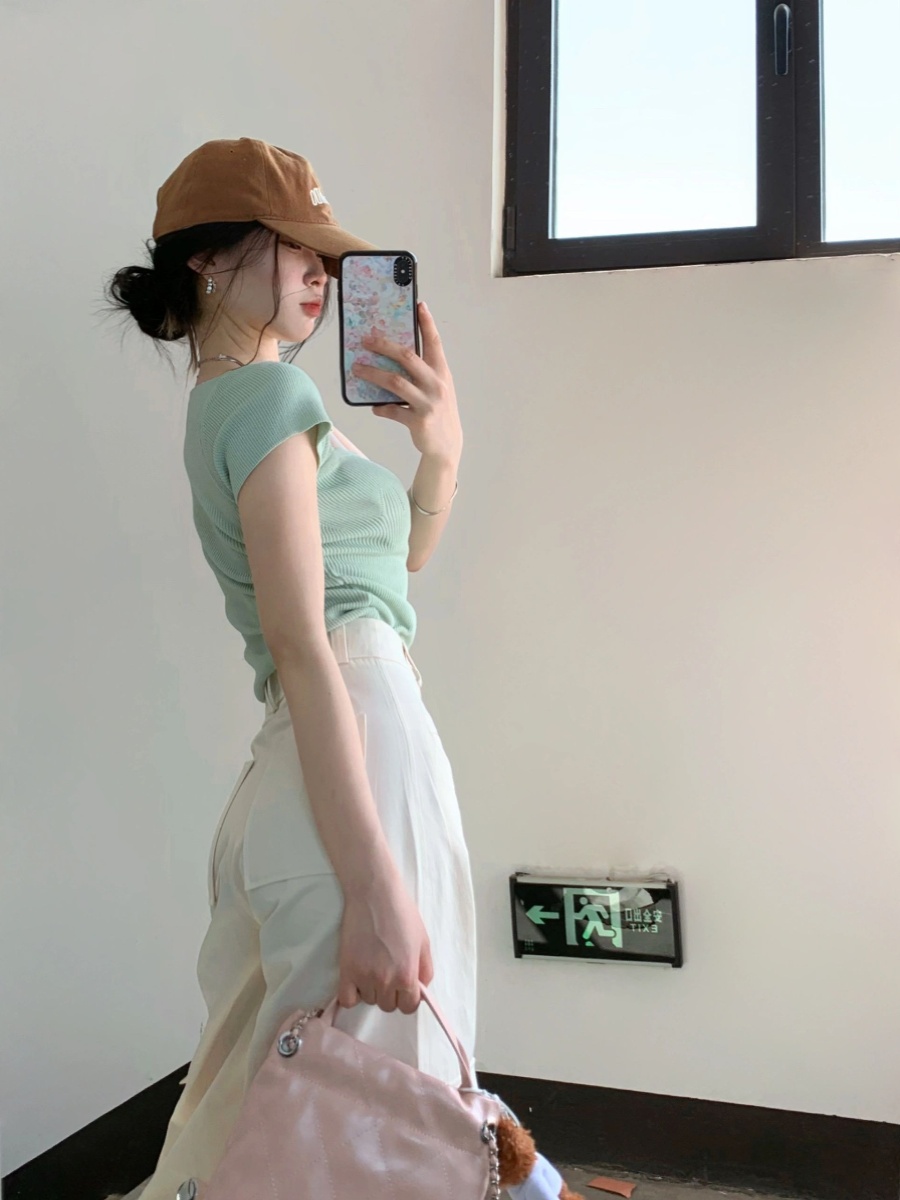 Plus-Size Flattering Square Neck Short Sleeve Knitted Top for Girls - Stylish Summer Essential, Cute and Slimming Design Plus-Size Flattering Square Neck Short Sleeve Knitted Top for Girls - Stylish Summer Essential, Cute and Slimming Design