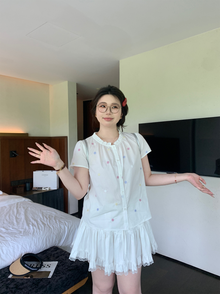 Plus Size Floral Embroidered Short Sleeve Shirt - Slightly Chubby Alice Summer Dream Top in Colorful Y2K Style Plus Size Floral Embroidered Short Sleeve Shirt - Slightly Chubby Alice Summer Dream Top in Colorful Y2K Style