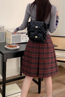 Plus-Size High-Waisted A-Line Pleated Skirt in Red Plaid - Mid-Length, Flattering Design for Spring and Summer Fashion