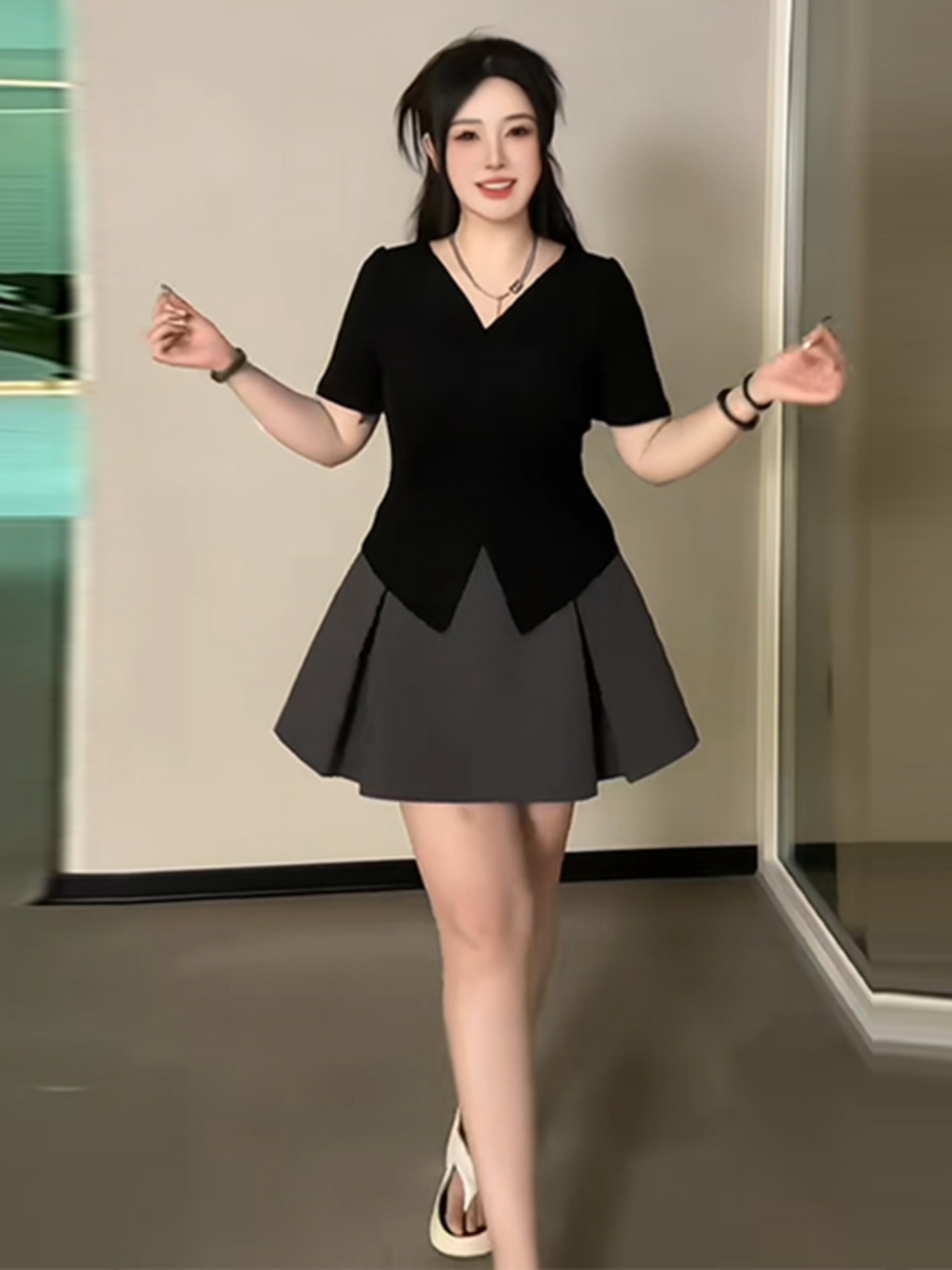 Plus-Size Irregular Loose-Fitting Short Sleeve T-Shirt for Women, V-Neck with Pleated Design and Side Slits, Summer Essential Plus-Size Irregular Loose-Fitting Short Sleeve T-Shirt for Women, V-Neck with Pleated Design and Side Slits, Summer Essential