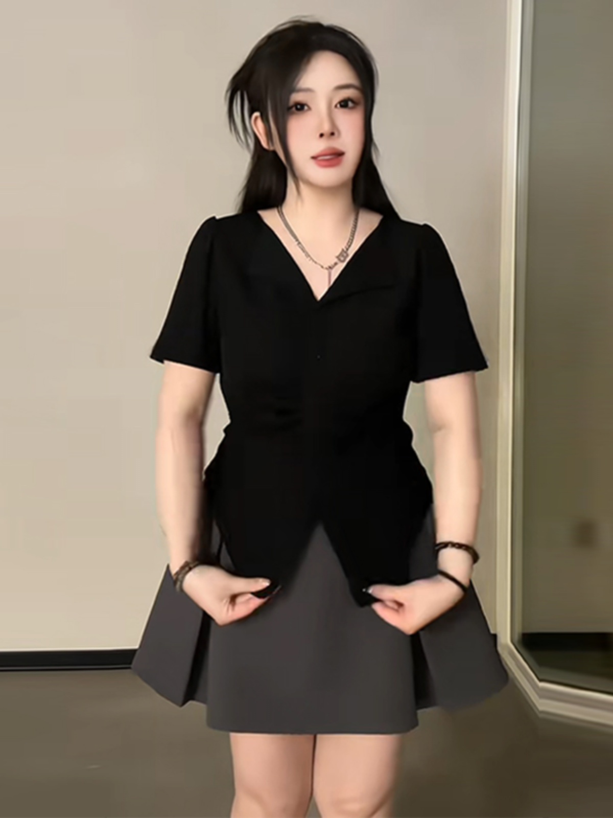 Plus-Size Irregular Loose-Fitting Short Sleeve T-Shirt for Women, V-Neck with Pleated Design and Side Slits, Summer Essential Plus-Size Irregular Loose-Fitting Short Sleeve T-Shirt for Women, V-Neck with Pleated Design and Side Slits, Summer Essential