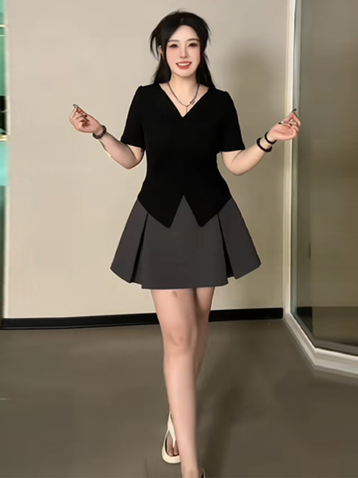 Plus-Size Irregular Loose-Fitting Short Sleeve T-Shirt for Women, V-Neck with Pleated Design and Side Slits, Summer Essential Plus-Size Irregular Loose-Fitting Short Sleeve T-Shirt for Women, V-Neck with Pleated Design and Side Slits, Summer Essential