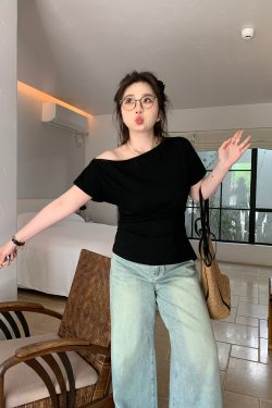 Plus-Size Irregular Off-Shoulder Short Sleeve T-Shirt - Comfortable Slimming Top for Casual Wear