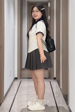 Plus-Size Irregular Short-Sleeve Polo Shirt with Collar for Summer – Flattering College Style T-Shirt for Curvy Women