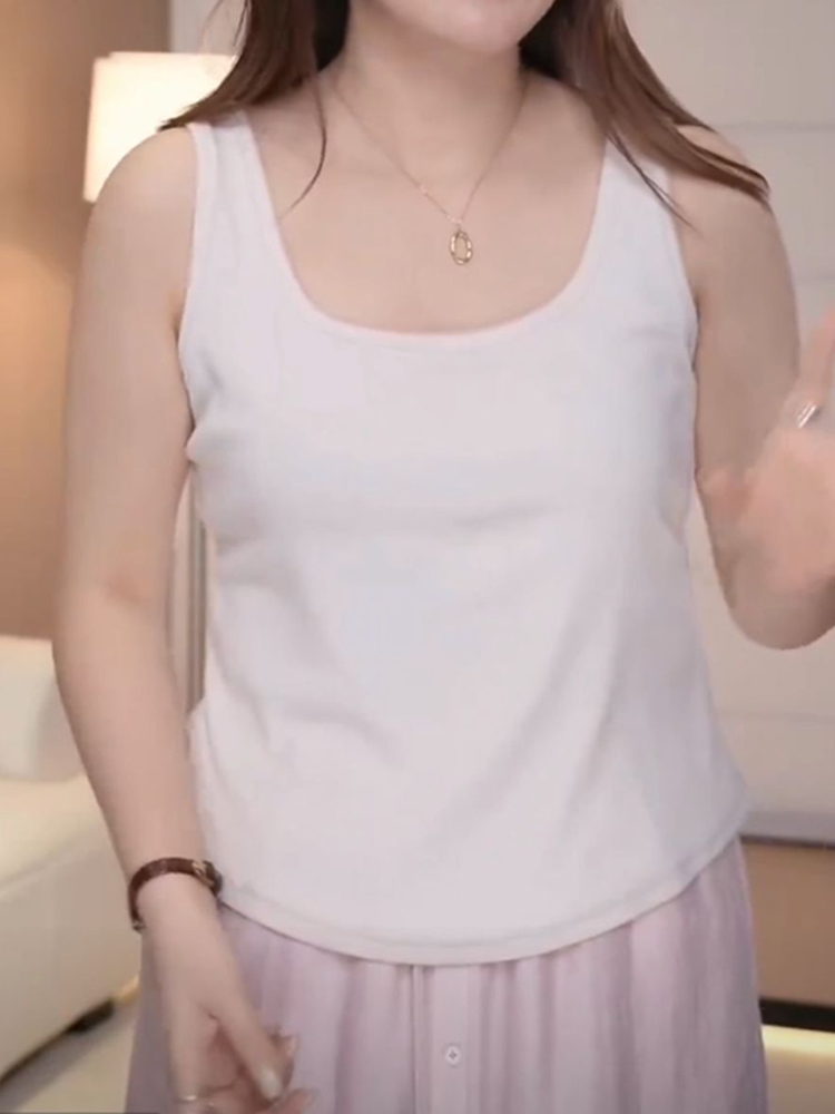 Plus Size Korean-Style Sleeveless Top with Wide Shoulder Straps, Flattering Fit for Chubby Figures, Ideal Base Layer for Women Plus Size Korean-Style Sleeveless Top with Wide Shoulder Straps, Flattering Fit for Chubby Figures, Ideal Base Layer for Women