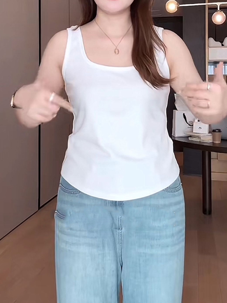 Plus Size Korean-Style Sleeveless Top with Wide Shoulder Straps, Flattering Fit for Chubby Figures, Ideal Base Layer for Women Plus Size Korean-Style Sleeveless Top with Wide Shoulder Straps, Flattering Fit for Chubby Figures, Ideal Base Layer for Women