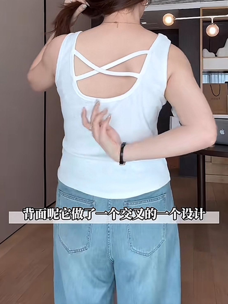 Plus Size Korean-Style Sleeveless Top with Wide Shoulder Straps, Flattering Fit for Chubby Figures, Ideal Base Layer for Women Plus Size Korean-Style Sleeveless Top with Wide Shoulder Straps, Flattering Fit for Chubby Figures, Ideal Base Layer for Women