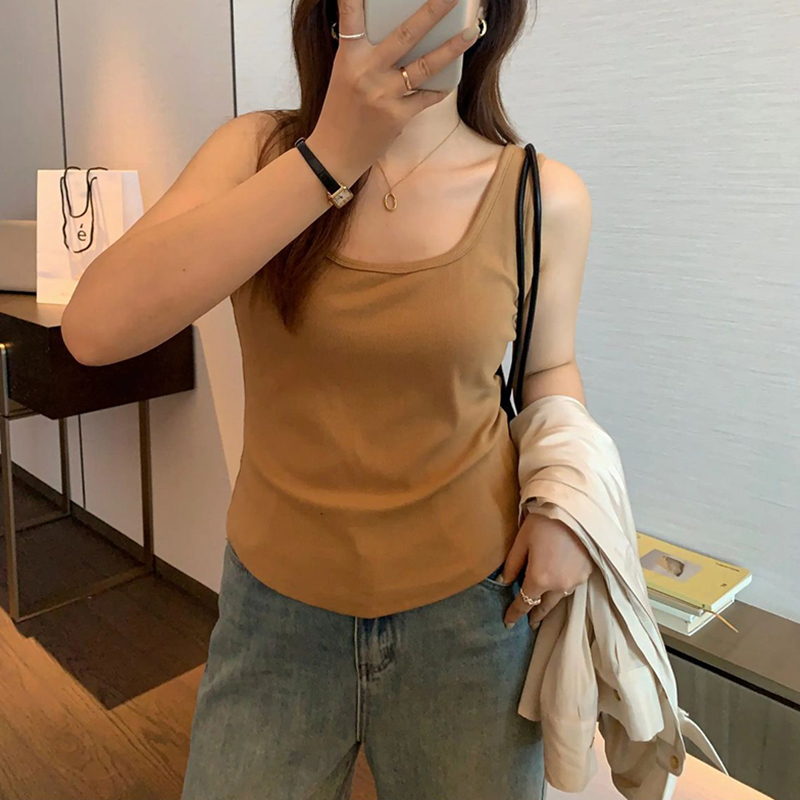 Plus Size Korean-Style Sleeveless Top with Wide Shoulder Straps, Flattering Fit for Chubby Figures, Ideal Base Layer for Women Plus Size Korean-Style Sleeveless Top with Wide Shoulder Straps, Flattering Fit for Chubby Figures, Ideal Base Layer for Women