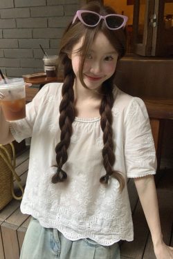 Plus Size Lace Trim Square Neck Short Sleeve Shirt - Stylish Cropped Summer Top for Curvy Figures, Loose Fit, Flattering Design