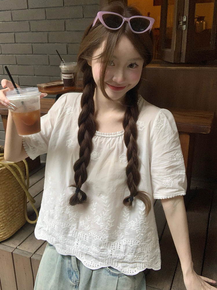 Plus Size Lace Trim Square Neck Short Sleeve Shirt - Stylish Cropped Summer Top for Curvy Figures, Loose Fit, Flattering Design Plus Size Lace Trim Square Neck Short Sleeve Shirt - Stylish Cropped Summer Top for Curvy Figures, Loose Fit, Flattering Design