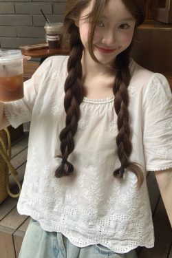 Plus Size Lace Trim Square Neck Short Sleeve Shirt - Stylish Cropped Summer Top for Curvy Figures, Loose Fit, Flattering Design