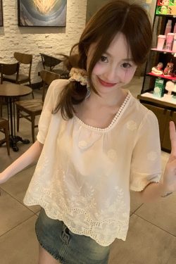 Plus Size Lace Trim Square Neck Short Sleeve Shirt - Stylish Cropped Summer Top for Curvy Figures, Loose Fit, Flattering Design