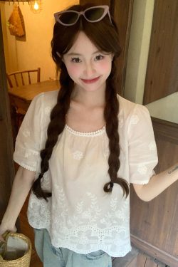 Plus Size Lace Trim Square Neck Short Sleeve Shirt - Stylish Cropped Summer Top for Curvy Figures, Loose Fit, Flattering Design