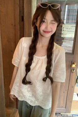 Plus Size Lace Trim Square Neck Short Sleeve Shirt - Stylish Cropped Summer Top for Curvy Figures, Loose Fit, Flattering Design