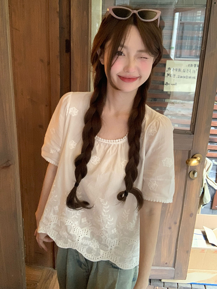 Plus Size Lace Trim Square Neck Short Sleeve Shirt - Stylish Cropped Summer Top for Curvy Figures, Loose Fit, Flattering Design Plus Size Lace Trim Square Neck Short Sleeve Shirt - Stylish Cropped Summer Top for Curvy Figures, Loose Fit, Flattering Design