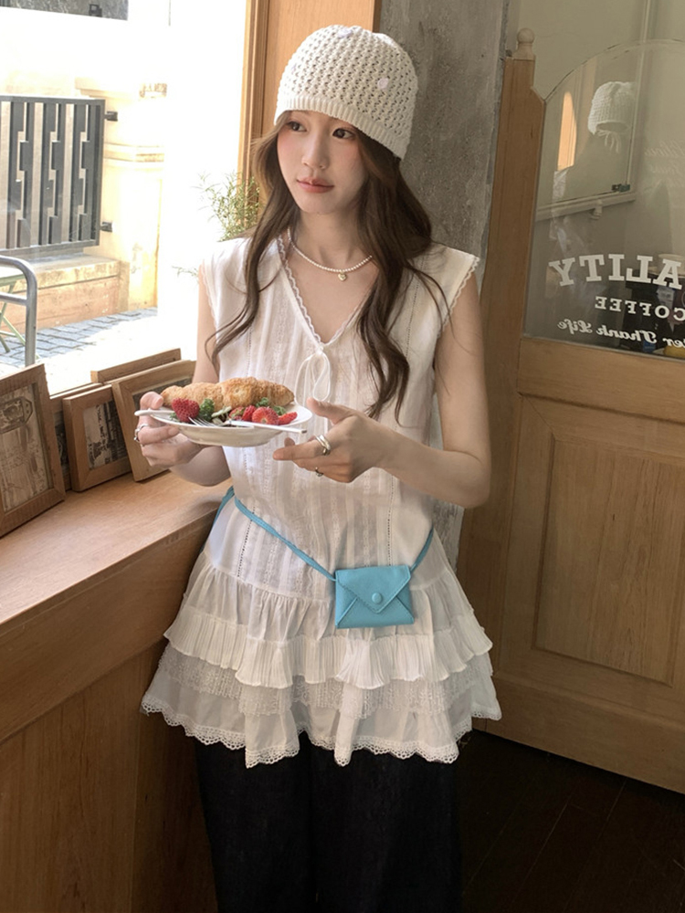 Plus-Size Lace Trim Tank Top for Women, Summer French Style, Loose Flattering Design, Sleeveless Fashion Essential Plus-Size Lace Trim Tank Top for Women, Summer French Style, Loose Flattering Design, Sleeveless Fashion Essential