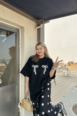 Plus Size Loose Pearl Bow Print T-Shirt in Black and White - European American Style for Women, Trendy and Chic Fashion Essential