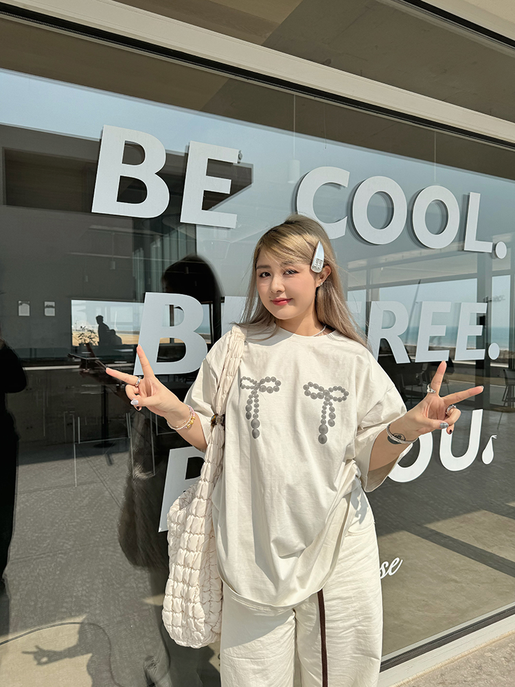 Plus Size Loose Pearl Bow Print T-Shirt in Black and White - European American Style for Women, Trendy and Chic Fashion Essential Plus Size Loose Pearl Bow Print T-Shirt in Black and White - European American Style for Women, Trendy and Chic Fashion Essential