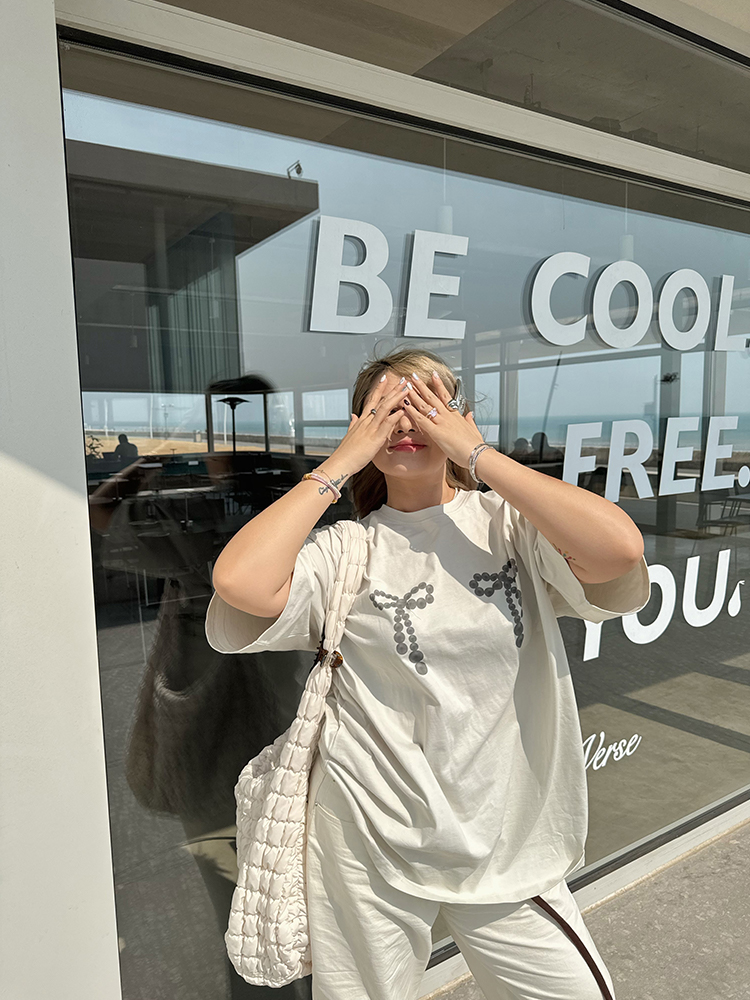 Plus Size Loose Pearl Bow Print T-Shirt in Black and White - European American Style for Women, Trendy and Chic Fashion Essential Plus Size Loose Pearl Bow Print T-Shirt in Black and White - European American Style for Women, Trendy and Chic Fashion Essential