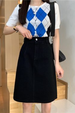 Plus-Size Mid-Length Denim Skirt for Curvy Figures, Hip-Hugging A-Line Design with Split Detail, Trendy One-Step Style