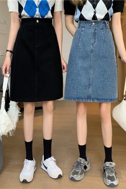 Plus-Size Mid-Length Denim Skirt for Curvy Figures, Hip-Hugging A-Line Design with Split Detail, Trendy One-Step Style