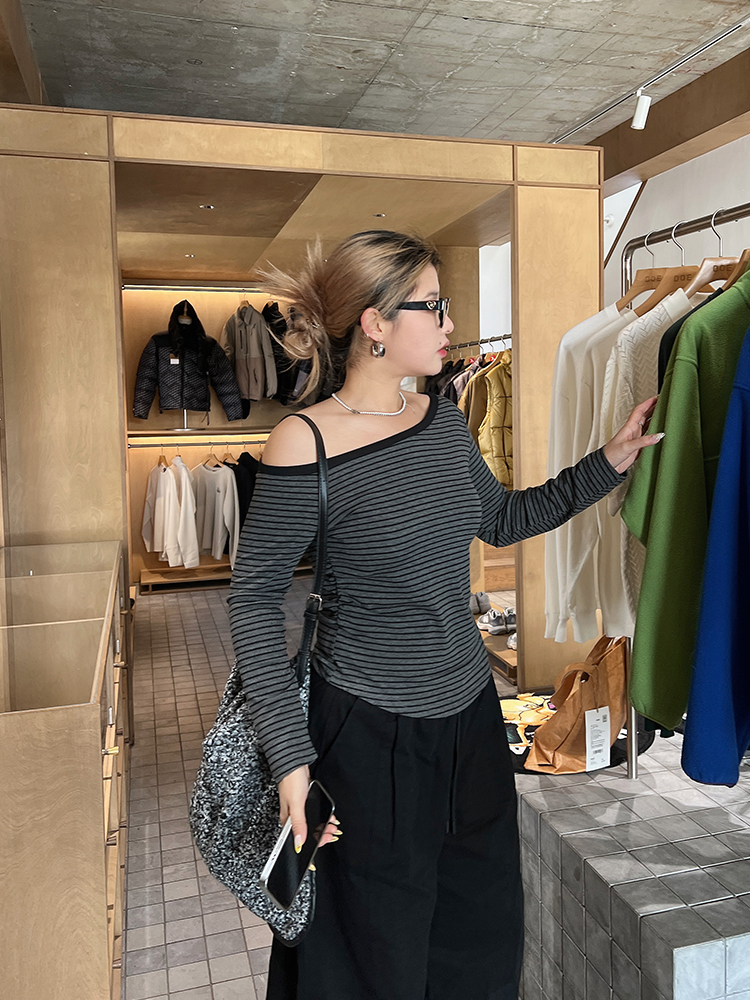 Plus-Size Off-Shoulder Striped Knitted Sweater Top - American Minimalist Slim-Fit Design for Comfortable Y2K Style Plus-Size Off-Shoulder Striped Knitted Sweater Top - American Minimalist Slim-Fit Design for Comfortable Y2K Style