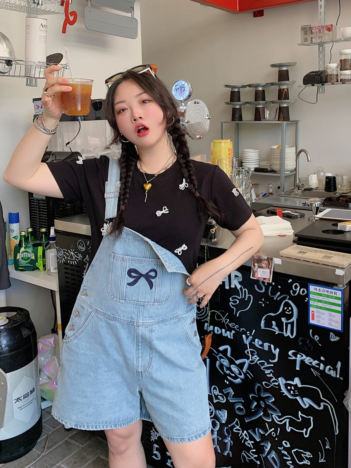 Plus Size Pearl Bow T-Shirt for Women - Handmade Short Sleeve Summer Top, Stylish and Trendy for 2025 Plus Size Pearl Bow T-Shirt for Women - Handmade Short Sleeve Summer Top, Stylish and Trendy for 2025