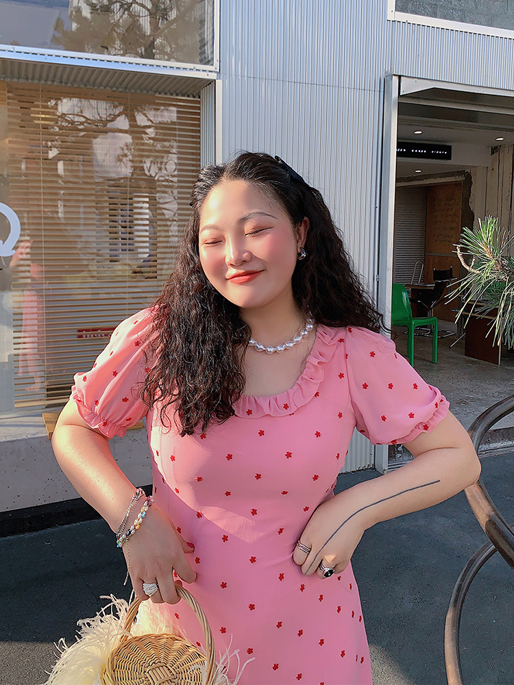 Plus Size Pink Embroidered Square-Neck Dress for Women - Summer 2025, Waist-Cinching, Slimming, Floral Style Plus Size Pink Embroidered Square-Neck Dress for Women - Summer 2025, Waist-Cinching, Slimming, Floral Style