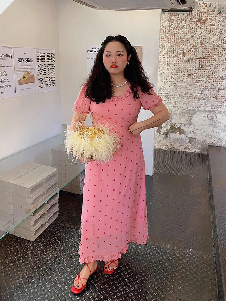 Plus Size Pink Embroidered Square-Neck Dress for Women - Summer 2025, Waist-Cinching, Slimming, Floral Style Plus Size Pink Embroidered Square-Neck Dress for Women - Summer 2025, Waist-Cinching, Slimming, Floral Style