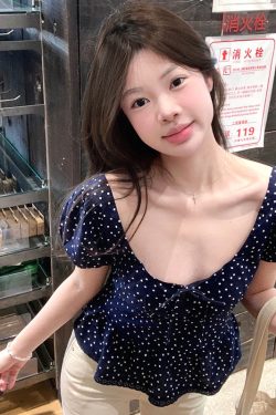 Plus Size Polka Dot U-Neck Bubble Short Sleeve Shirt for Women - Summer Sweet Spicy Tummy-Covering Top, Trendy and Unique Design