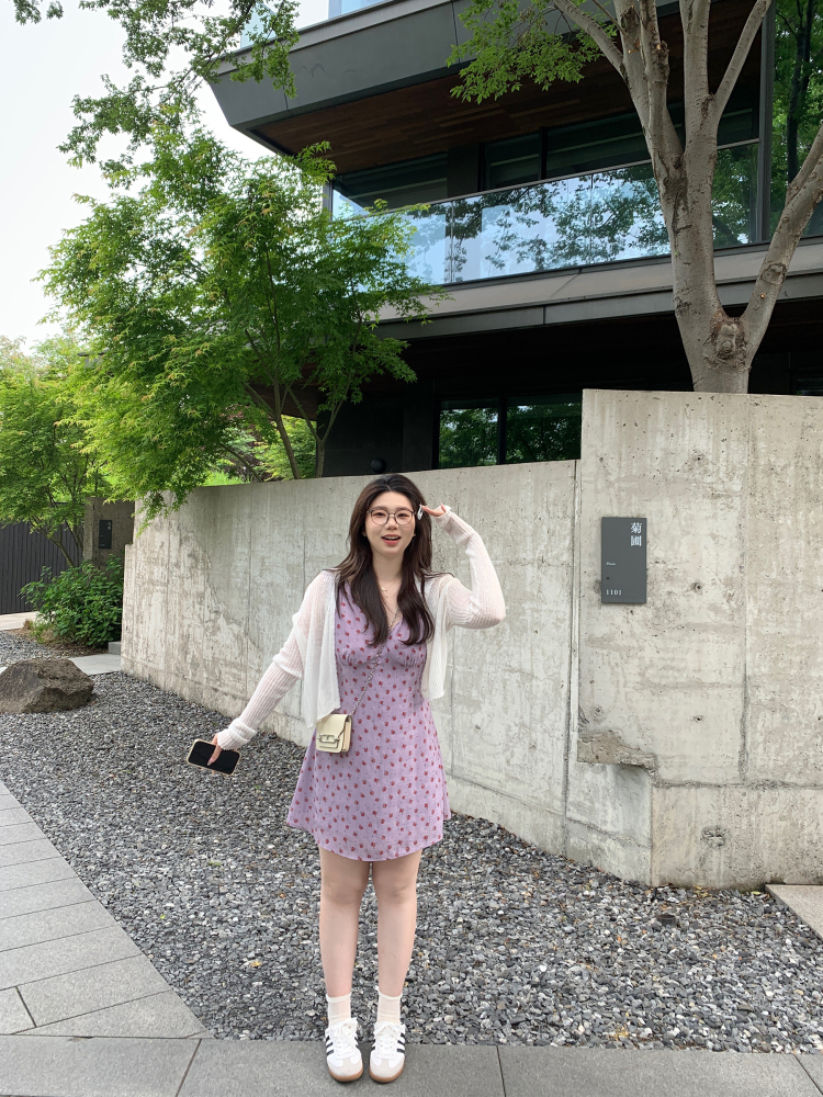 Plus Size Purple Floral Dress with V-Neck Tie, Sleeveless A-Line Tank Top, Slightly Chubby Taro Mud Milk Design Plus Size Purple Floral Dress with V-Neck Tie, Sleeveless A-Line Tank Top, Slightly Chubby Taro Mud Milk Design