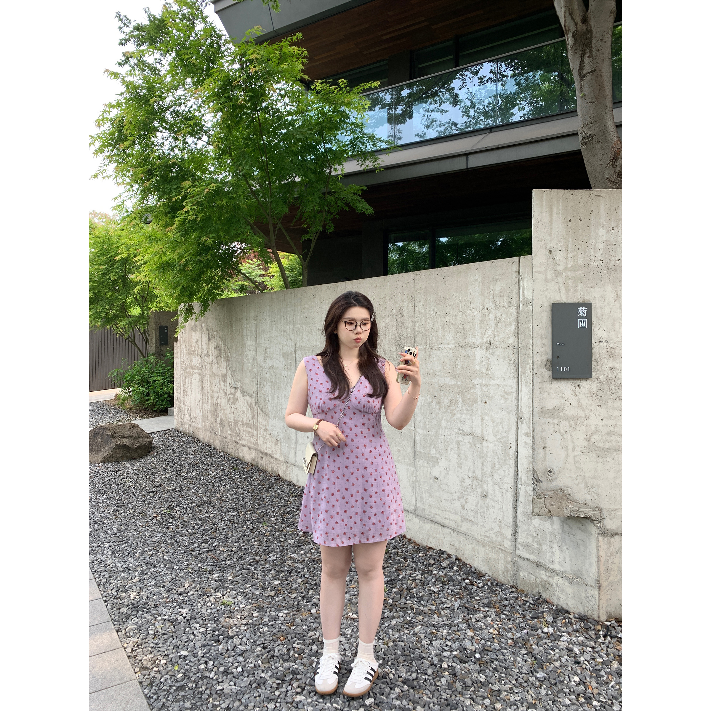 Plus Size Purple Floral Dress with V-Neck Tie, Sleeveless A-Line Tank Top, Slightly Chubby Taro Mud Milk Design Plus Size Purple Floral Dress with V-Neck Tie, Sleeveless A-Line Tank Top, Slightly Chubby Taro Mud Milk Design