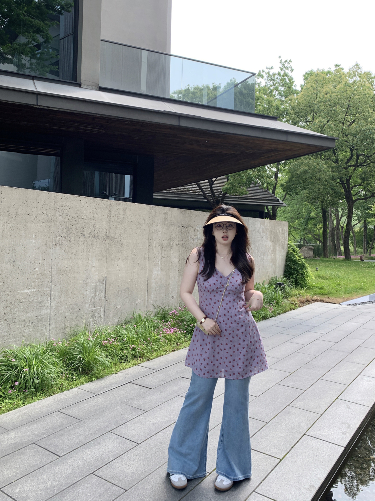 Plus Size Purple Floral Dress with V-Neck Tie, Sleeveless A-Line Tank Top, Slightly Chubby Taro Mud Milk Design Plus Size Purple Floral Dress with V-Neck Tie, Sleeveless A-Line Tank Top, Slightly Chubby Taro Mud Milk Design