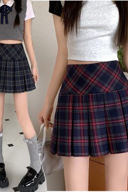 Plus Size Red Plaid Pleated Skirt for Women, Korean Style High-Waisted A-Line Short Skirt, Slimming and Hip-Covering Fashion Piece