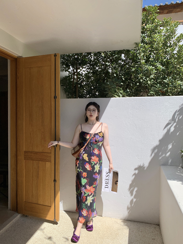 Plus Size Retro Tropical Floral Print Sling Dress - Slightly Chubby Summer Style for a Chic City Look Plus Size Retro Tropical Floral Print Sling Dress - Slightly Chubby Summer Style for a Chic City Look