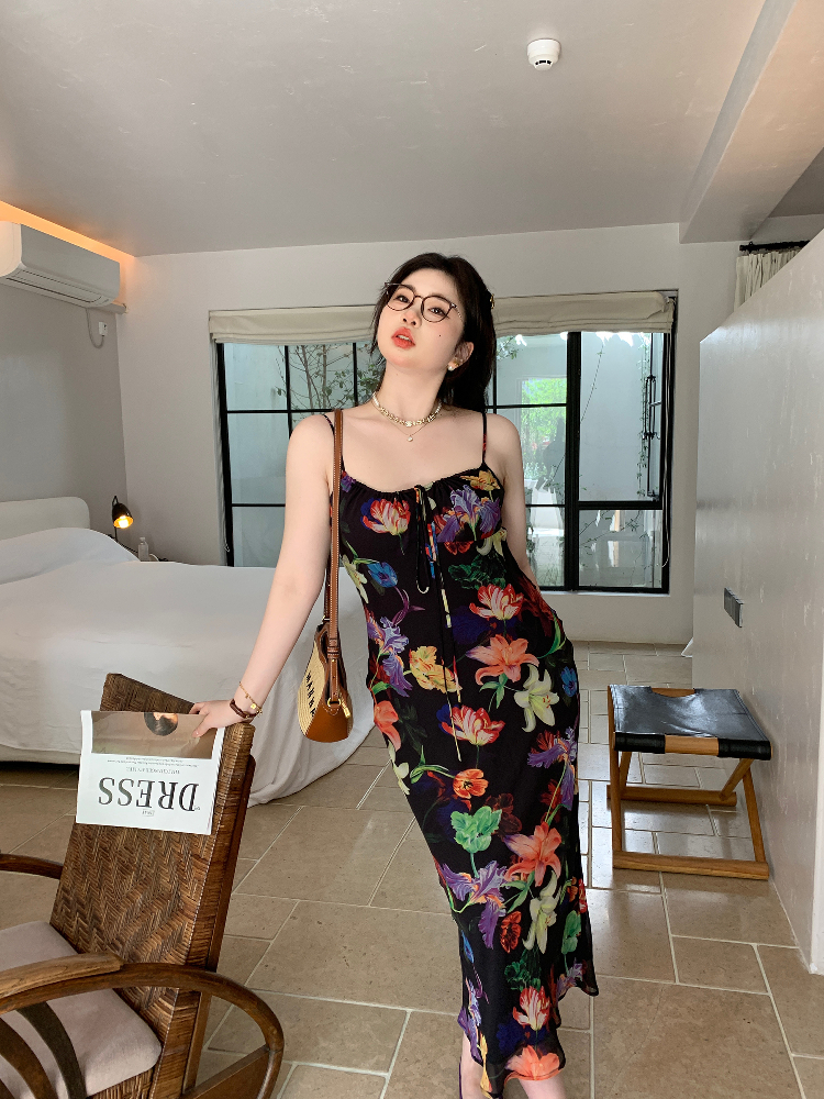 Plus Size Retro Tropical Floral Print Sling Dress - Slightly Chubby Summer Style for a Chic City Look Plus Size Retro Tropical Floral Print Sling Dress - Slightly Chubby Summer Style for a Chic City Look