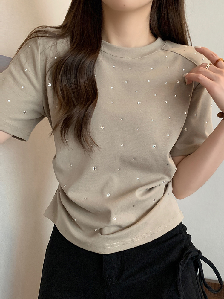 Plus-Size Rhinestone Ruched Short-Sleeve T-Shirt for Summer - Trendy Slimming Design for Women Plus-Size Rhinestone Ruched Short-Sleeve T-Shirt for Summer - Trendy Slimming Design for Women