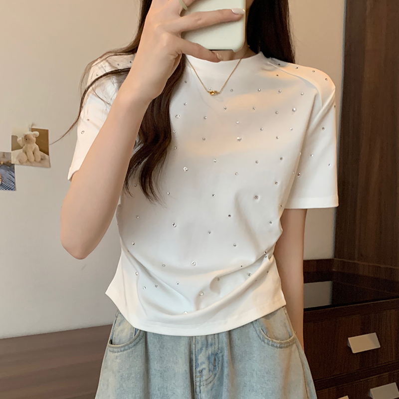 Plus-Size Rhinestone Ruched Short-Sleeve T-Shirt for Summer - Trendy Slimming Design for Women Plus-Size Rhinestone Ruched Short-Sleeve T-Shirt for Summer - Trendy Slimming Design for Women