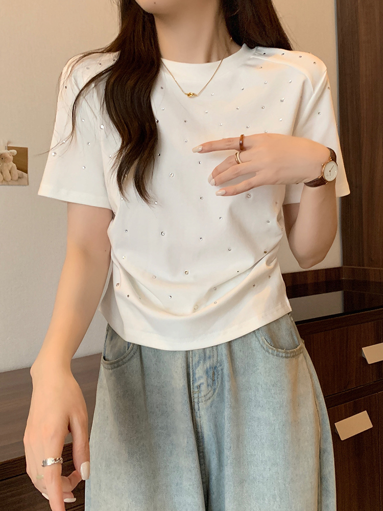 Plus-Size Rhinestone Ruched Short-Sleeve T-Shirt for Summer - Trendy Slimming Design for Women Plus-Size Rhinestone Ruched Short-Sleeve T-Shirt for Summer - Trendy Slimming Design for Women