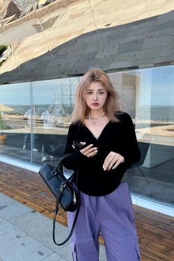 Plus Size Simple Black V-Neck T-Shirt - Comfortable Stretch Basic Top for Spring - Versatile Everyday Wear