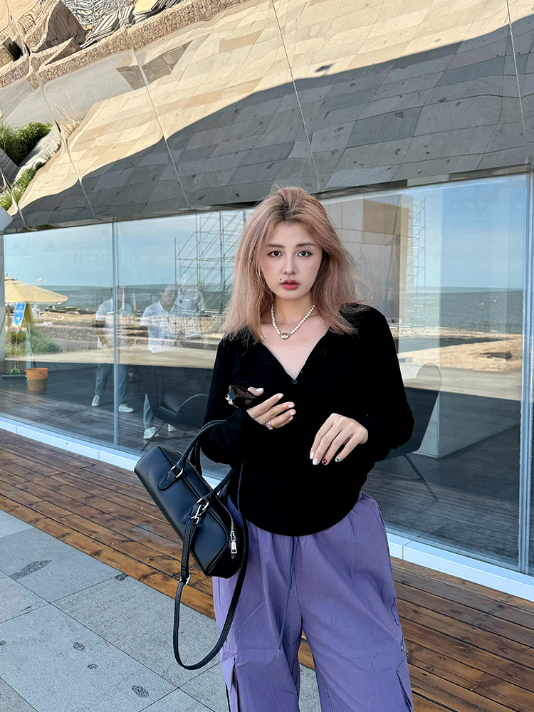 Plus Size Simple Black V-Neck T-Shirt - Comfortable Stretch Basic Top for Spring - Versatile Everyday Wear Plus Size Simple Black V-Neck T-Shirt - Comfortable Stretch Basic Top for Spring - Versatile Everyday Wear