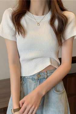 Plus-Size Slim Fit Cropped Ice Silk Short-Sleeve T-Shirt for Summer, Sweet and Spicy Style, Lightweight Knitted Top for Women