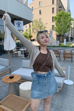 Plus Size Slimming Denim Mini Skirt with Front Button Detail - Versatile Summer Style for Long Legs