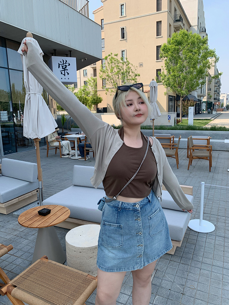 Plus Size Slimming Denim Mini Skirt with Front Button Detail - Versatile Summer Style for Long Legs Plus Size Slimming Denim Mini Skirt with Front Button Detail - Versatile Summer Style for Long Legs