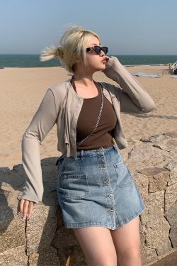 Plus Size Slimming Denim Mini Skirt with Front Button Detail - Versatile Summer Style for Long Legs