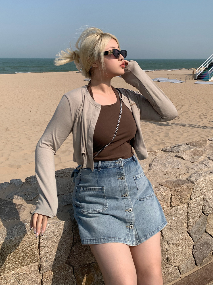 Plus Size Slimming Denim Mini Skirt with Front Button Detail - Versatile Summer Style for Long Legs Plus Size Slimming Denim Mini Skirt with Front Button Detail - Versatile Summer Style for Long Legs