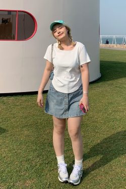 Plus Size Slimming Denim Mini Skirt with Front Button Detail - Versatile Summer Style for Long Legs