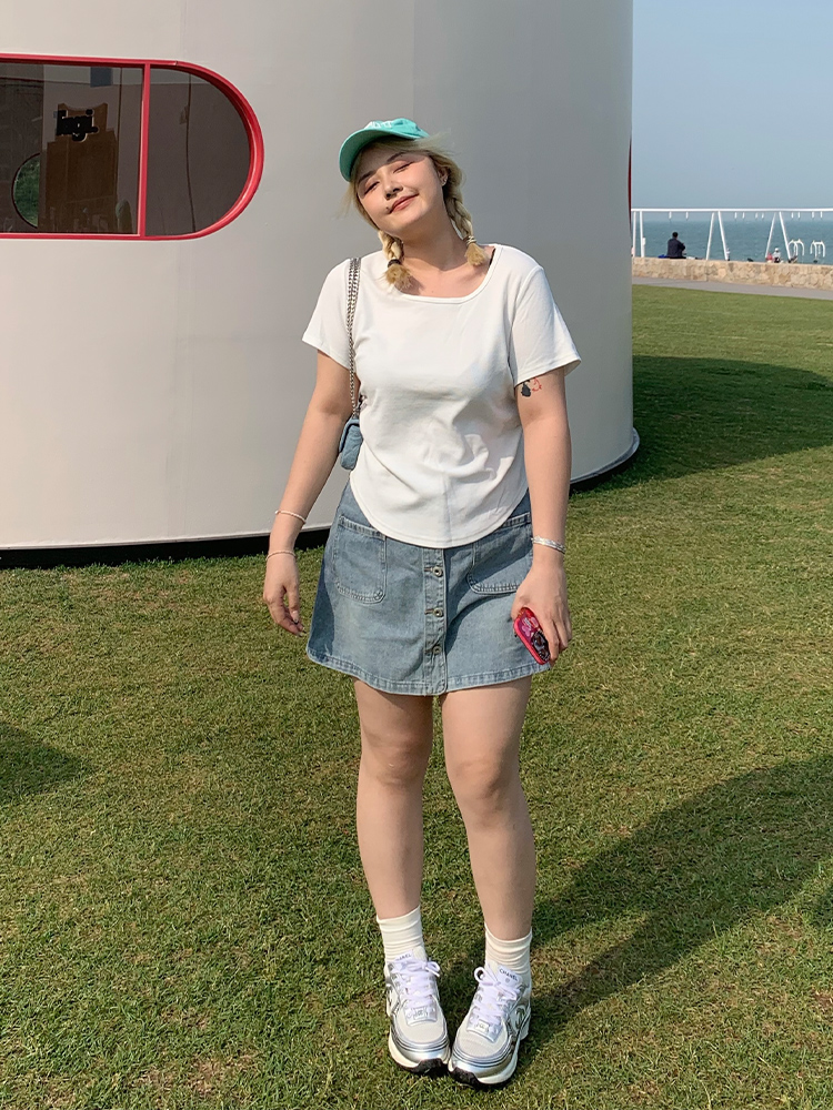 Plus Size Slimming Denim Mini Skirt with Front Button Detail - Versatile Summer Style for Long Legs Plus Size Slimming Denim Mini Skirt with Front Button Detail - Versatile Summer Style for Long Legs