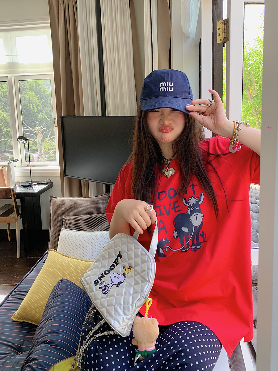 Plus Size Slimming Red Printed Short Sleeve T-Shirt for Women - Summer 2025 Gold Big Support Design Plus Size Slimming Red Printed Short Sleeve T-Shirt for Women - Summer 2025 Gold Big Support Design